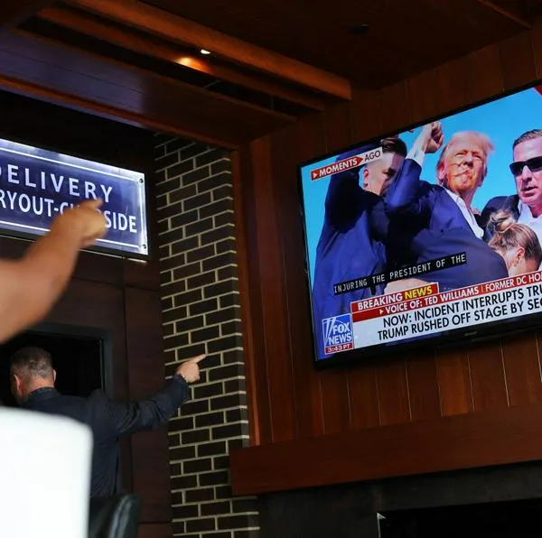 Personas presenciando el tiroteo en la campaña de Donald Trump. Salió con pose victoriosa y diciendo unas palabras