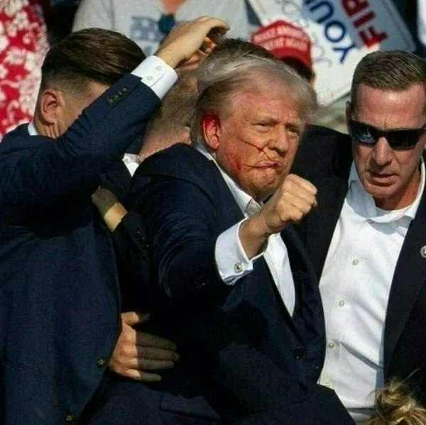 Momento en el que Donald Trump sale herido luego de un tiroteo durante su campaña en Pensilvania. Reportaron 2 muertos