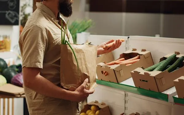 Bolsas de papel ‘hacen su agosto’ por nueva prohibición del plástico 