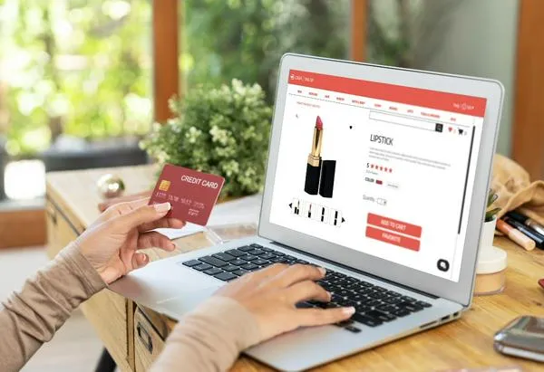 Compras falsas en línea: Evita las estafas de tiendas ficticias en redes sociales