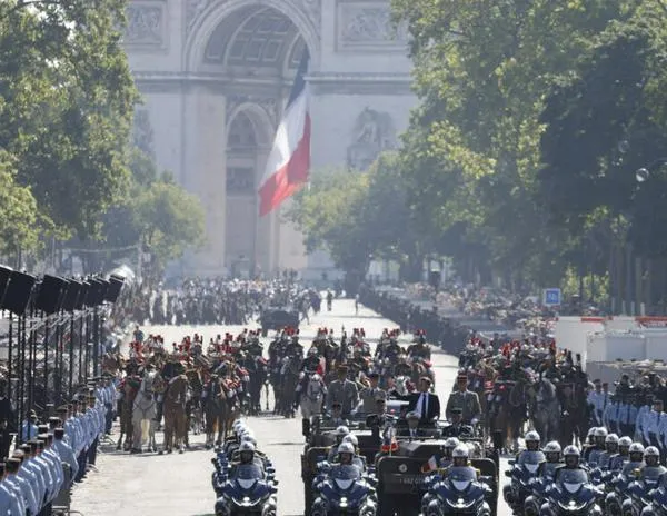 Francia conmemora el 14 de julio en plena inestabilidad política