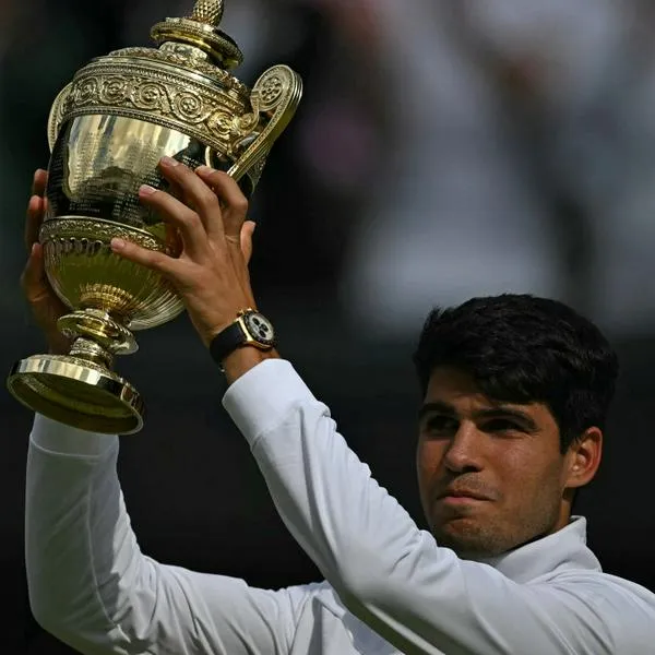 Carlos Alcaraz hace historia como el tenista más joven en ganar dos veces seguidas Wimbledon. Derrotó a Novak Djokovic