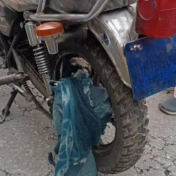Joven de 16 años se ahorcó por culpa de una ruana que se enredó en la llanta de su moto 