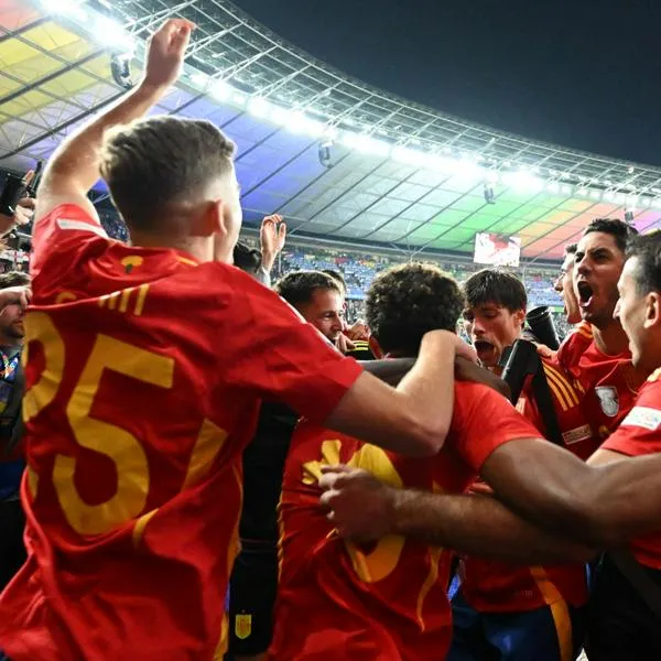 España celebrando que le ganó la Eurocopa 2-1 a Inglaterra