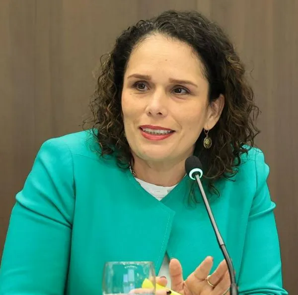 Nueva ministra de Transporte anuncia alza de peajes, cobro por valorización y licitación férrea