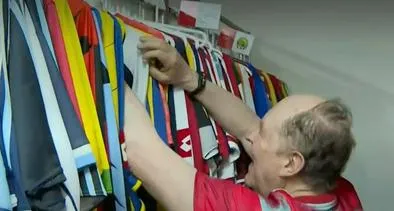 Hombre en Medellín tiene una colección de casi 8 mil camisetas de fútbol, tiene 20 de la Selección Colombia