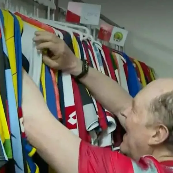 Hombre en Medellín tiene una colección de casi 8 mil camisetas de fútbol, tiene 20 de la Selección Colombia