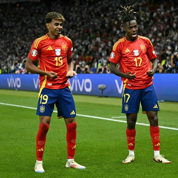 Baile de los jugadores de España con canción de Colombia.