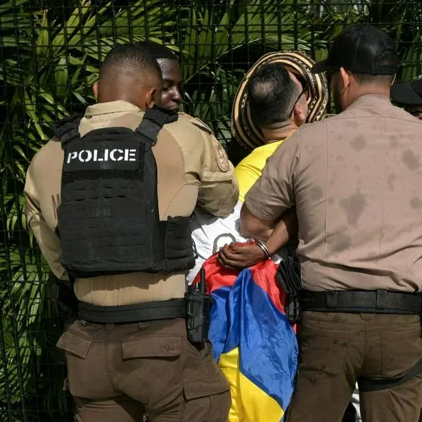 Hinchas colombianos se pelearon con policías en el estadio Hard Rock de Miami, donde se disputará el partido. Reportan miles de capturados. 