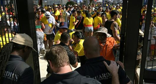 Hinchas de Colombia y Argentina han manifestado que en las entradas al escenario se han presentado peleas con policías. "Un desastre, no organizan nada". 