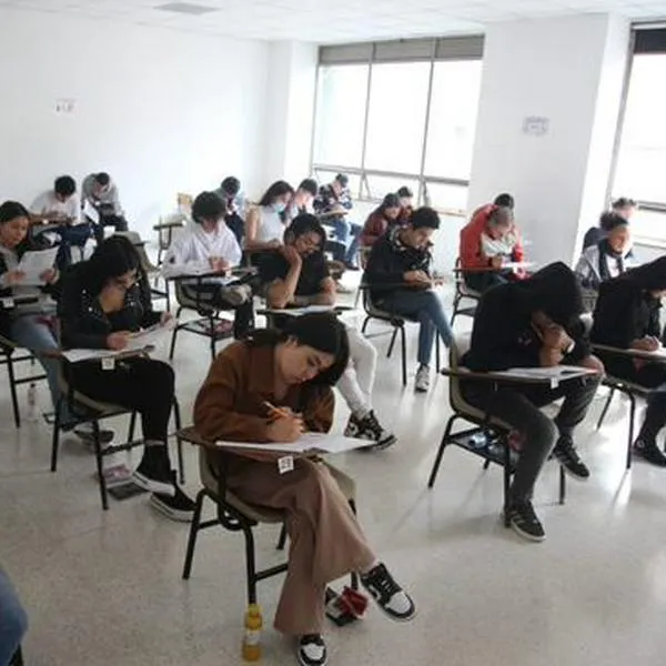 Personas estudiando