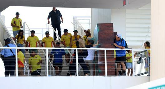 Autoridades de Miami culpan a hinchas en el estadio donde se jugará la Copa América por líos con la logística del torneo. Los señalan de querer colarse.