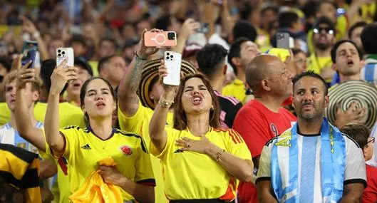 Caos en la Copa América: hinchas entraron sin pagar y hay riesgo de sobrecupo. Hay varios capturados por estos hechos. La final se retrasó más de una hora.