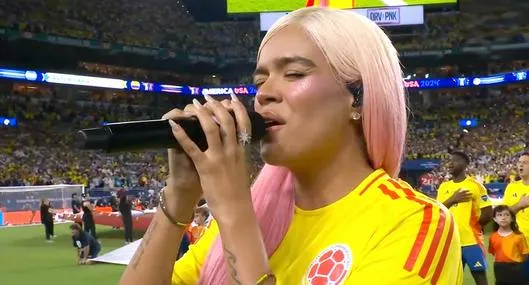 Karol G, que cantó himno de Colombia en Copa América y homenajeó a Daniel Muñoz