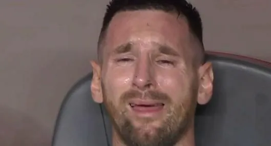 Lionel Messi llorando por una lesión por la que tuvo salir del Colombia vs. Argentina.