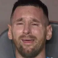 Lionel Messi llorando por una lesión por la que tuvo salir del Colombia vs. Argentina.