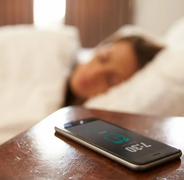 ¿Cómo puedo hacer para que mi celular suene aún apagado?