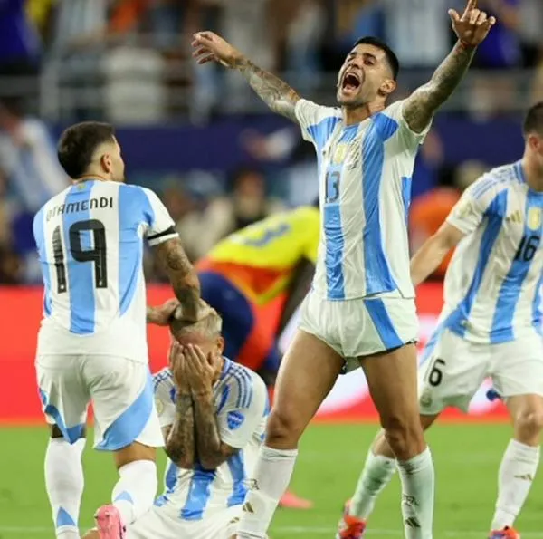 Cánticos de jugadores de Argentina luego de la final con Colombia.