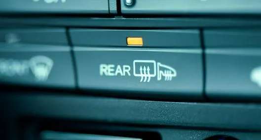 ¿Qué significa el botón rear en un carro?