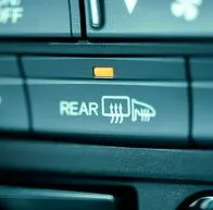 ¿Qué significa el botón rear en un carro?