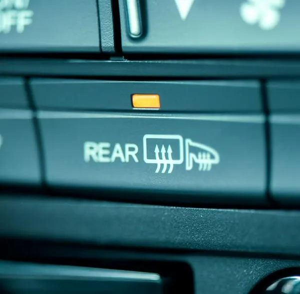 ¿Qué significa el botón rear en un carro?