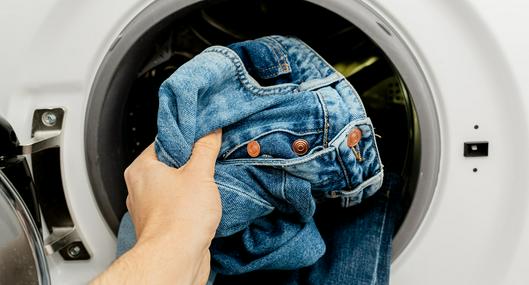 ¿Cómo se lavan los pantalones en la lavadora? 