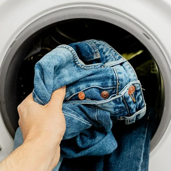 ¿Cómo se lavan los pantalones en la lavadora? 