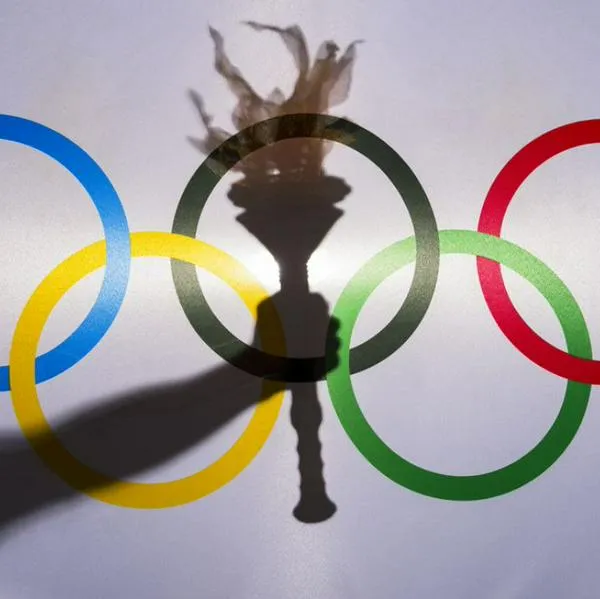 Foto de símbolos olímpicos, en nota de qué representan llama y aros olímpicos, clave para entender juegos de París 2024
