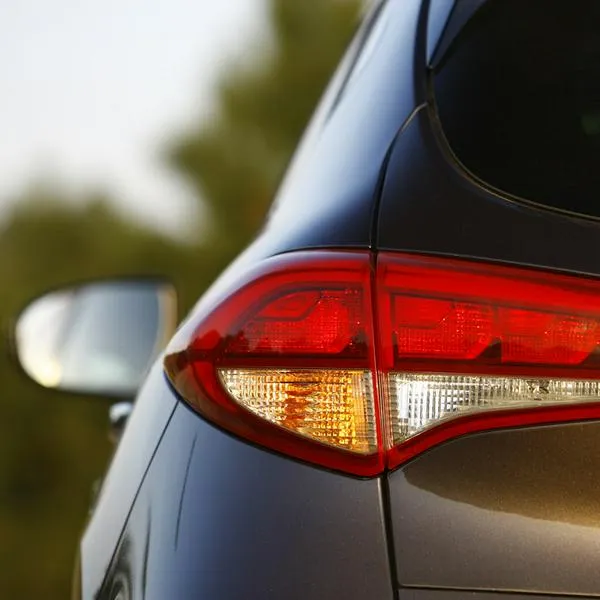 ¿Cuál es el fusible de las luces traseras? 