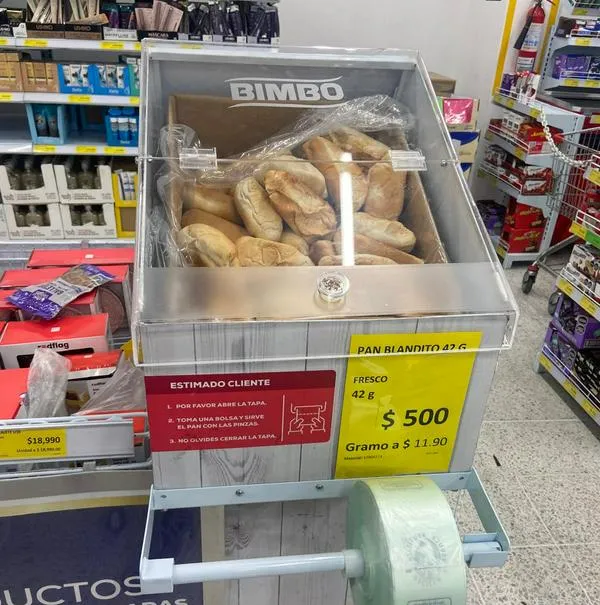 Estantes donde venden el pan del D1 que vale $ 500