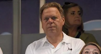 Publicaron foto de Ramón Jesurún, presidente de la FCF, vestido de naranja y esposado frente a una jueza en Estados Unidos. Tuvo lío en el estadio. 