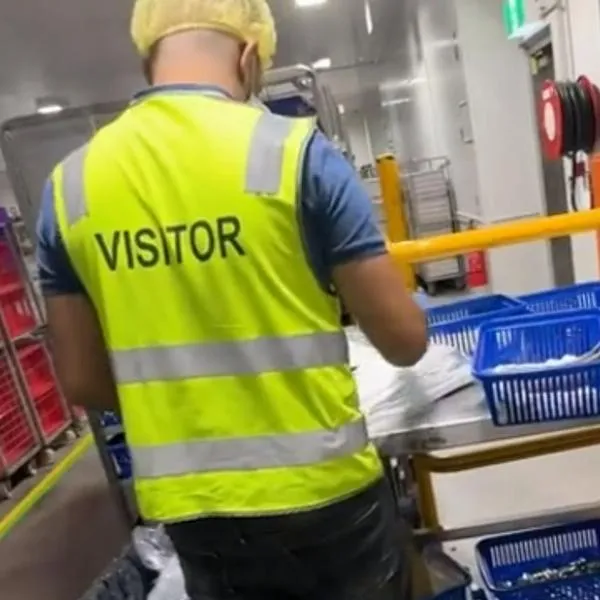 Colombiano en Australia gana salario en dólares doblando servilletas, sin inglés