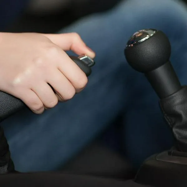 ¿Sabe frenar un carro cuando llueve? Esta es la forma correcta para evitar accidentes