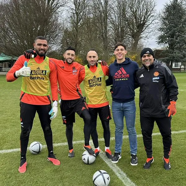 Alexei Rojas firmó su contrato profesional con el Arsenal.