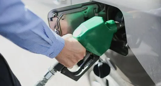 ¿Qué pasa si se combina gasolina extra con corriente?