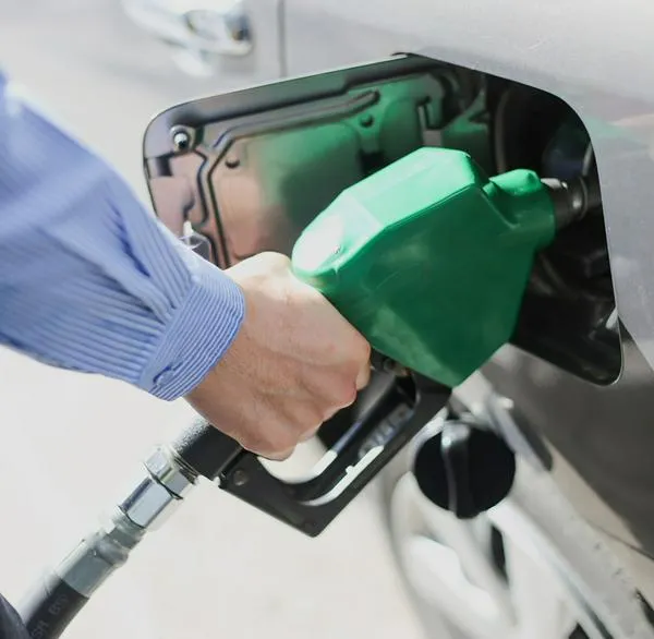 ¿Qué pasa si se combina gasolina extra con corriente?
