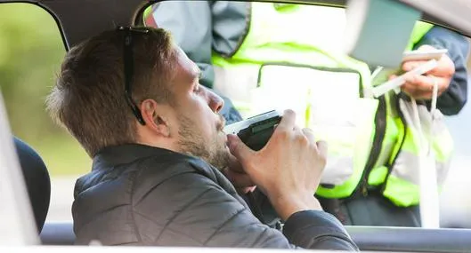 Cómo funciona la prueba de alcoholemia, en qué casos hay multa y qué impacto tiene en la licencia de conducción.