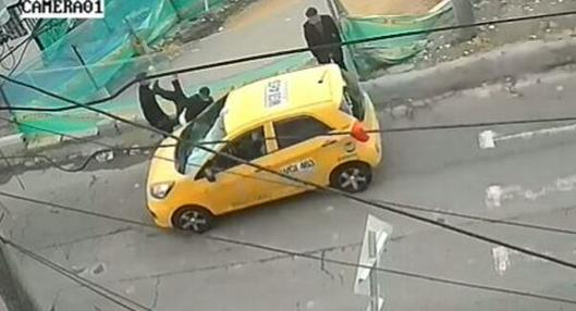 Taxista atropelló a dos jóvenes y huyó en Bogotá: lo buscan con estos videos