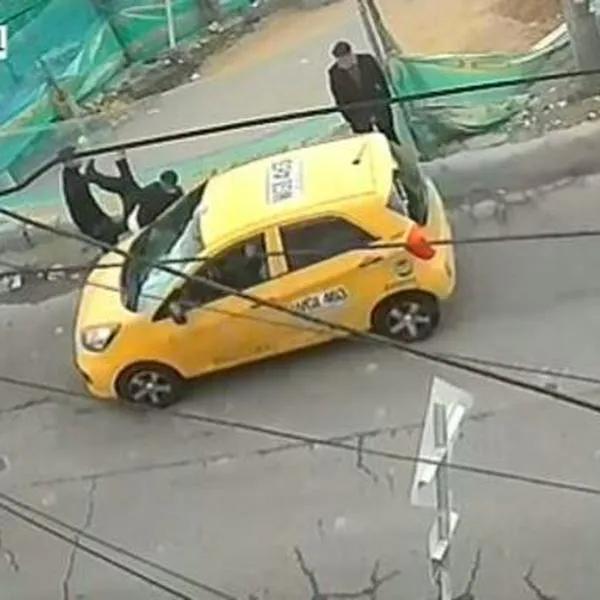 Taxista atropelló a dos jóvenes y huyó en Bogotá: lo buscan con estos videos