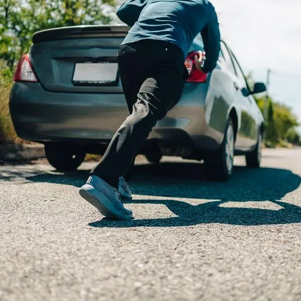 ¿Por qué se empuja un carro cuando no arranca? 