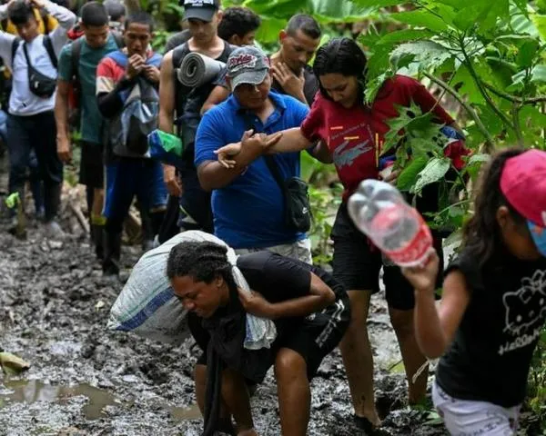 Mujeres les dicen a sus hijos que el paso por el Darién es un safari de fantasía