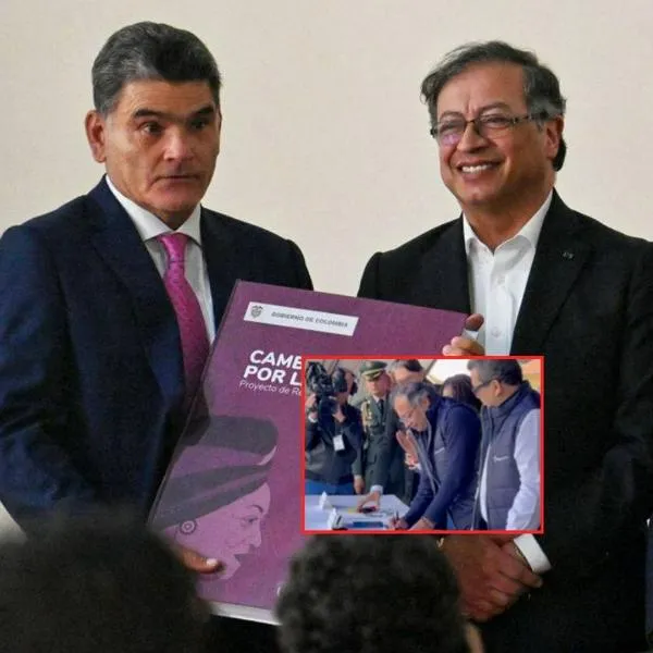 Gustavo Petro llegó a la Plaza de Bolívar de Bogotá y firmó la reforma pensional, que empezará a regir en julio de 2025. Dio un discurso antes de sancionar