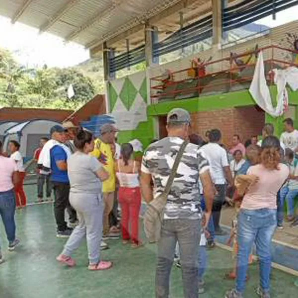 Al menos 200 desplazados se refugian en el coliseo de Argelia por combates entre disidencias 