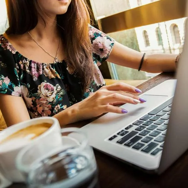 Foto de mujer trabajando, en nota de cuáles son los mejores días para trabajar: ayuda a reducción de la hora semanal