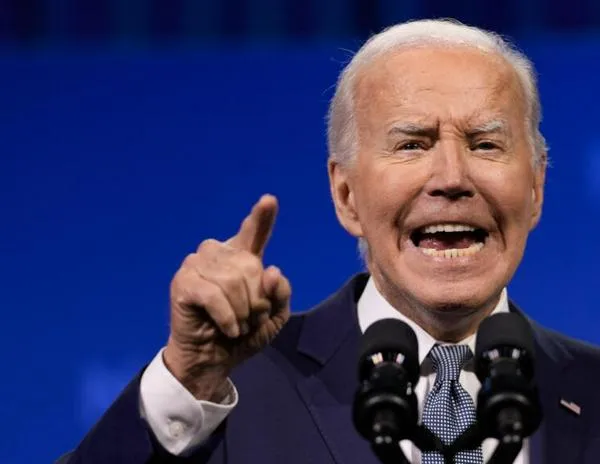 Un revitalizado Biden intenta contrarrestar los llamados para que abandone