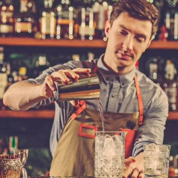 ¿Cuál es el salario de un Bartender en Colombia vs. Estados Unidos? Comparación sorprende