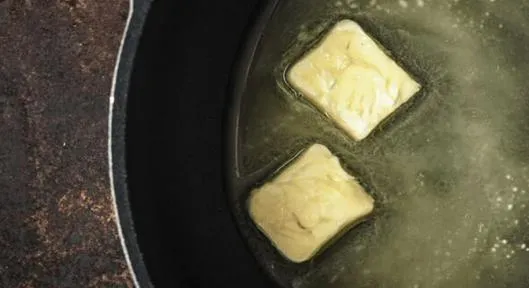 Crearon una mantequilla hecha con carbono, no con leche, pero con sabor similar