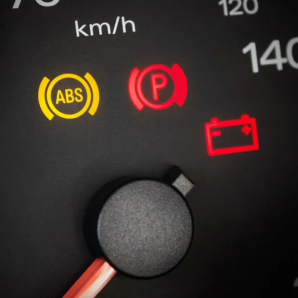 ¿Qué pasa si manejo con el ABS encendido?