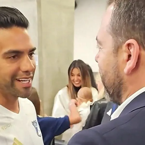 Saludo de Carlos Galán a Falcao García; hinchas, furiosos.