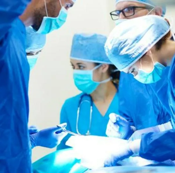 Mujer en Ecuador fue operada por dolor de estómago y le sacaron una bola de pelo: detalles